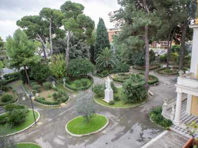 ...e raggiungiamo il terzo piano da dove possiamo ammirare dall�alto il vasto giardino che circonda l�istituto